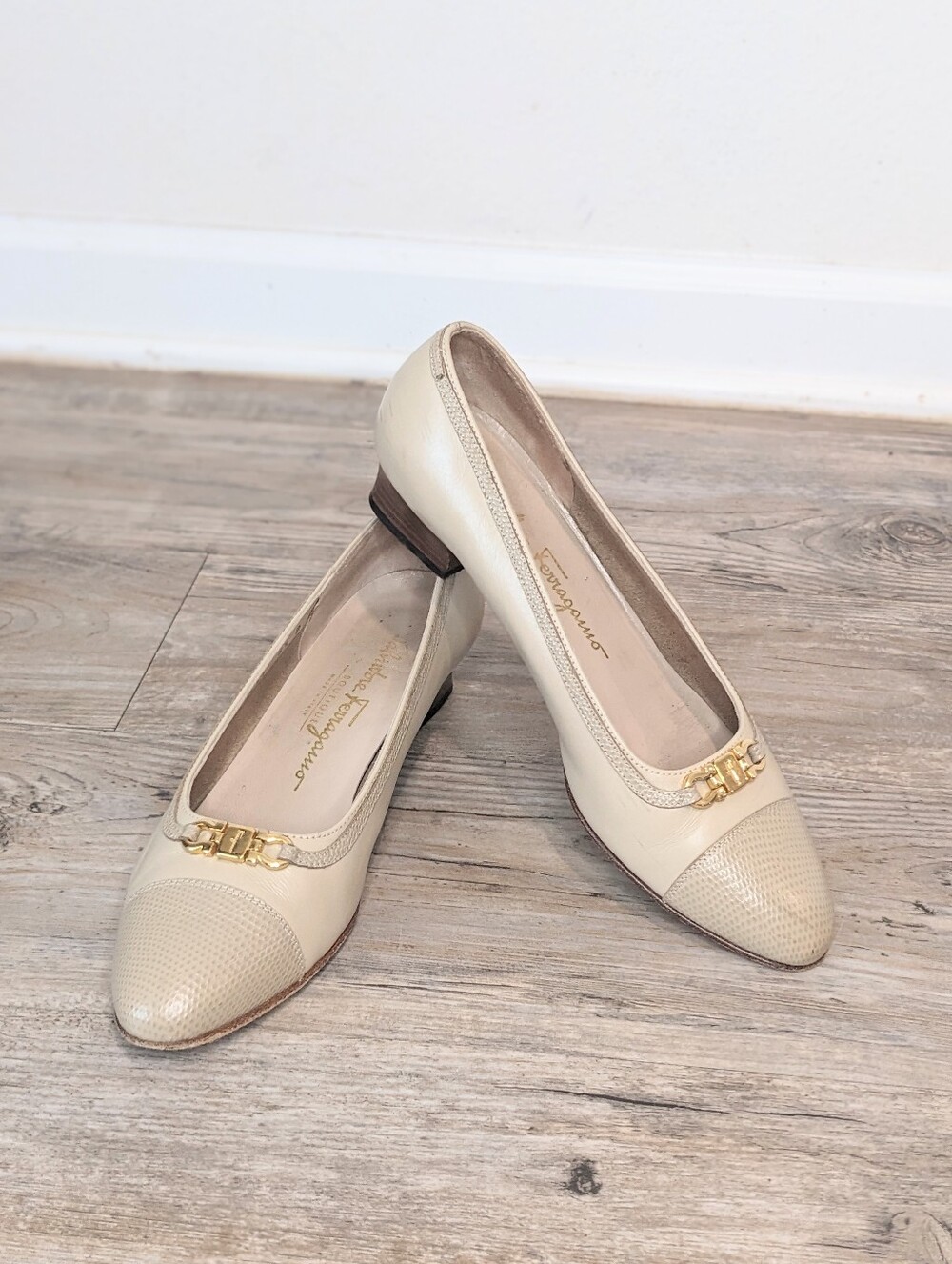 Vintage Salvatore Ferragamo Cream Gold Leather Toe Buckle Pumps 6.5 B Italy